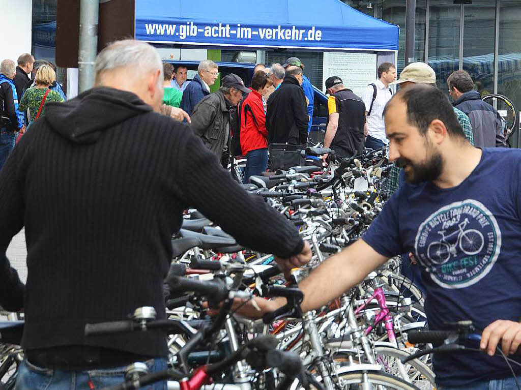Das Angebot an gebrauchten Drahteseln war riesig. Dazu gab es Infos zur Verkehrssicherheit. Die Polizei (hier im Hintergrund) gab ebso Tipps wie der Allgemeinde Deutsche Fahrrad Club (ADFC).