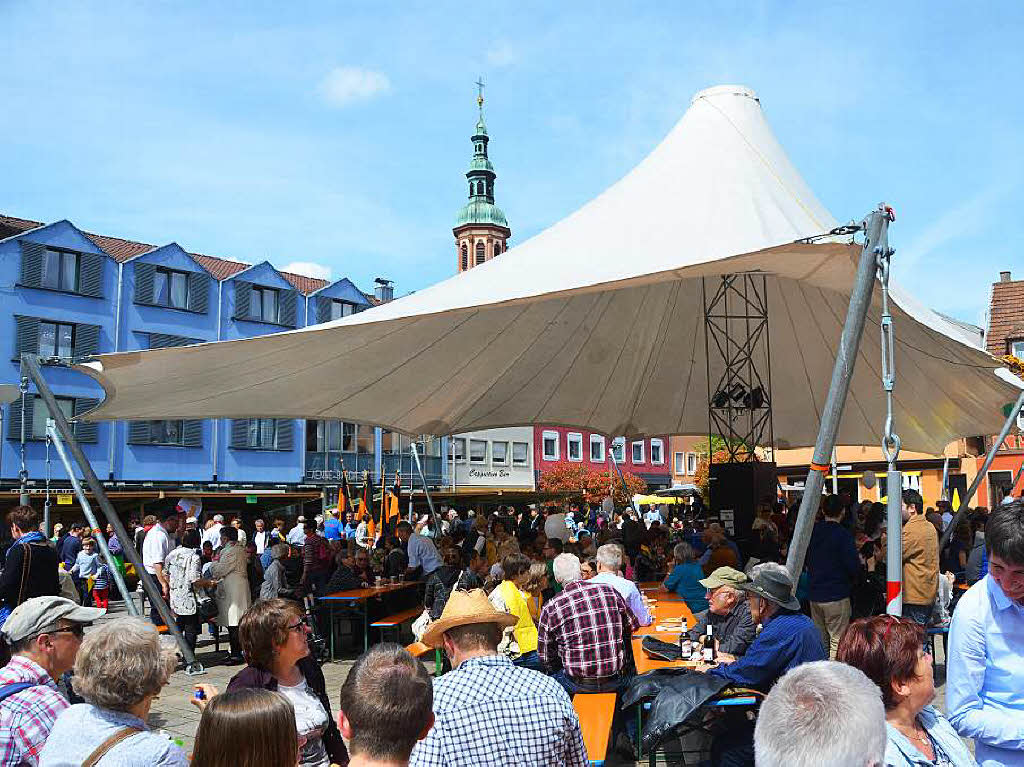 Die katholischen Gemeinden Offenburgs feiern auf dem Marktplatz den Zusammenschluss zur Seelsorgeeinheit Offenburg St. Ursula Die katholischen Gemeinden Offenburgs feiern auf dem Marktplatz den Zusammenschluss zur Seelsorgeeinheit Offenburg St. Ursula