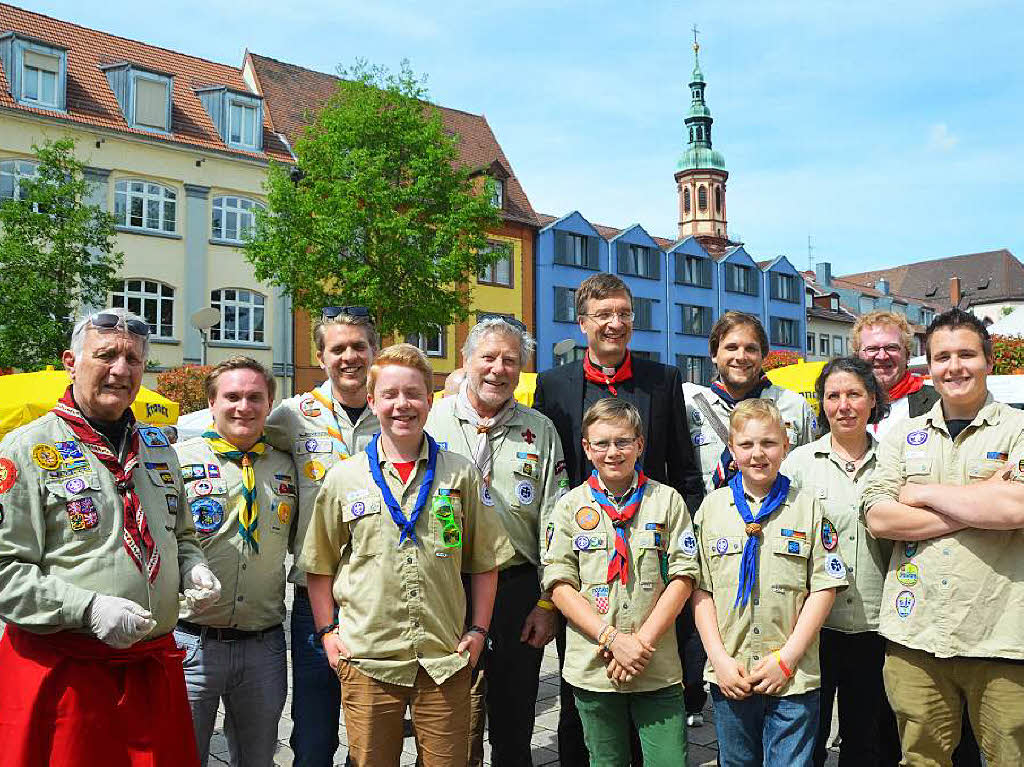 Weihbischof Michael Gerber stellt sich zum Gruppenfoto mit den St. Georgspfadfindern vom Stamme Konradin.Unter diesen Freie-Wähler-Stadtrat Rudi Zipf (links) und CDU-Stadtrat Jess Haberer (links neben dem Bischof). Weihbischof Michael Gerber stellt sich zum Gruppenfoto mit den St. Georgspfadfindern vom Stamme Konradin.Unter diesen Freie-Wähler-Stadtrat Rudi Zipf (links) und CDU-Stadtrat Jess Haberer (links neben dem Bischof).