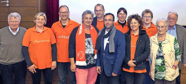 Der neugewhlte Vorstand der Kolpingfa...ses Nelson Ribeiro (beide mit Schal).   | Foto: Fotos: Helmut Rothermel