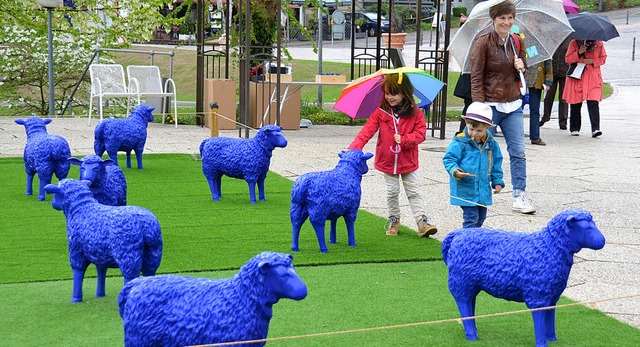 Rund 50 blaue Schafe weideten am Woche...Friedensherde im Kurpark Badenweiler.   | Foto: Sigrid Umiger