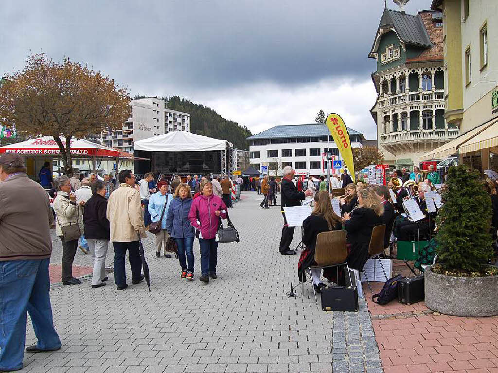 Der Werbe- und Aktivkreis St. Blasien veranstaltete den Musikfrhling samt Entenrennen, Trdelmarkt und gemeinsamem Singen mit fnf Mnnerchren im Kurgarten.