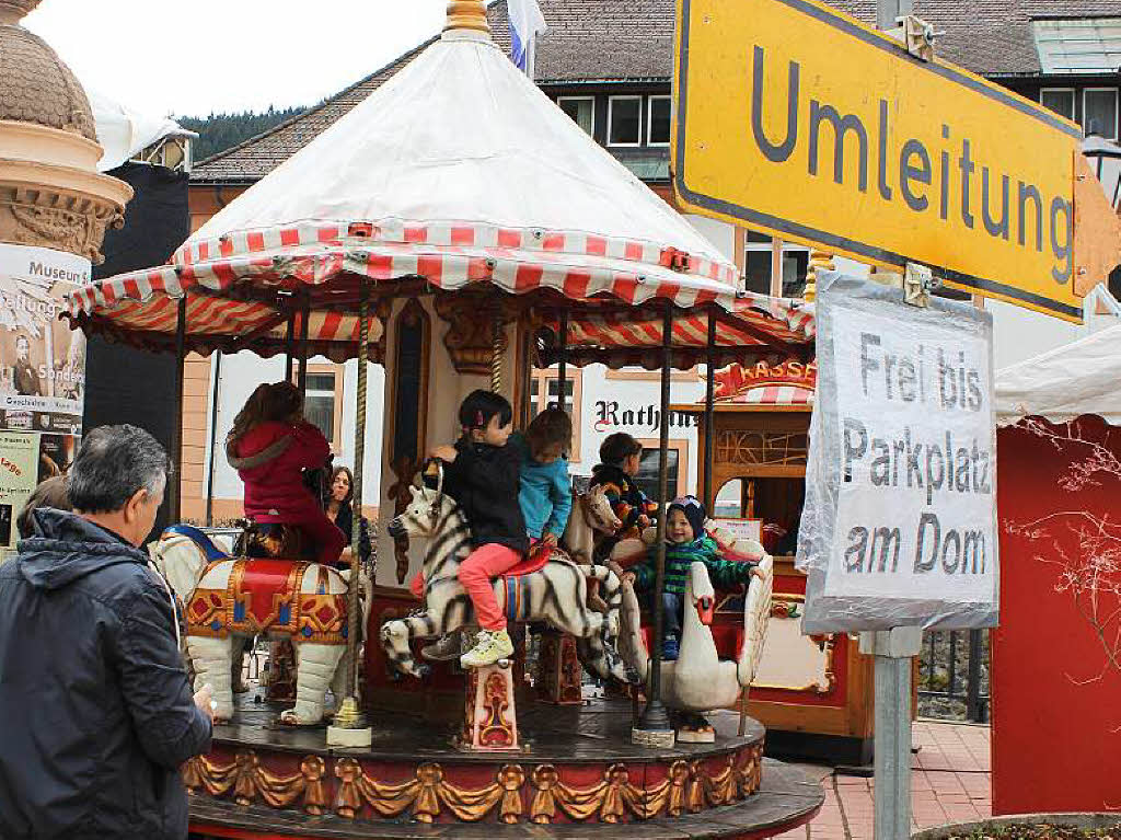 Der Werbe- und Aktivkreis St. Blasien veranstaltete den Musikfrhling samt Entenrennen, Trdelmarkt und gemeinsamem Singen mit fnf Mnnerchren im Kurgarten.