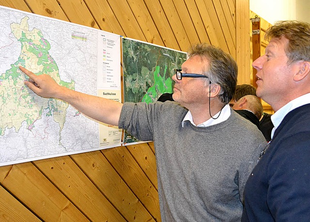 Der Biosphrengebietsbeauftragte Walte...Karte mit der Suchkulisse Schwarzwald   | Foto: paul berger