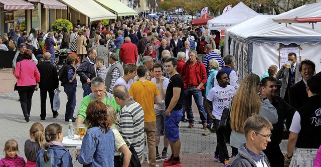 Gut besucht war die Hauptstrae am Son...flegungsstnden und Musikdarbietungen.  | Foto: Claudia Renk