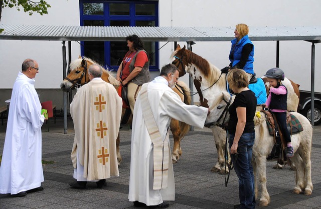 Nur drei Pferde waren zur Reiterprozes...Aufmerksamkeit bei der Pferdesegnung.   | Foto: manfred frietsch
