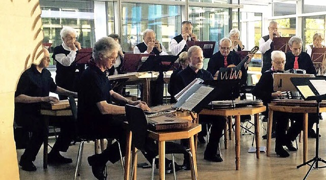 Die Zithergruppe und die Mundharmonika...kum in der Aula der Neunlindenschule.   | Foto: privat