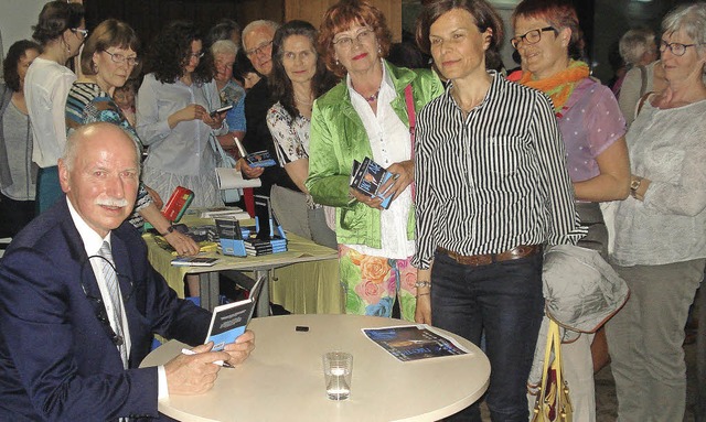 Umlagert von vielen Fans: Wieland Back...ritt im Weiler Haus der Volksbildung.   | Foto: Steineck