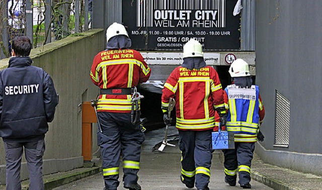 Wehrleute im Einsatz   | Foto: Utke