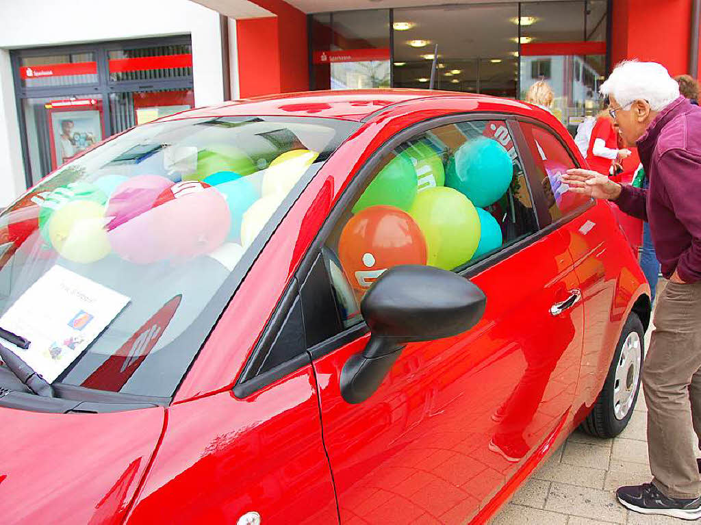 Schtzfrage: Wie viele bunte Luftballons verstecken sich im sparkassenroten Fiat?
