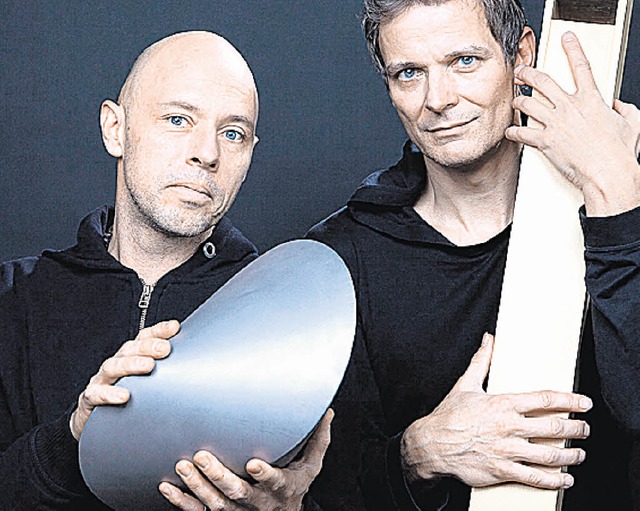 Gregor Hilbe mit dem Oloid und Christian Zehnder (rechts)   | Foto: ZVG