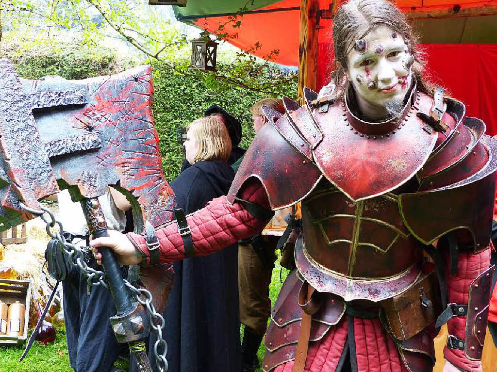 Der will doch nur spielen: einer der vielen Tausend verkleideten Besucher beim Mittelalter-Festival.