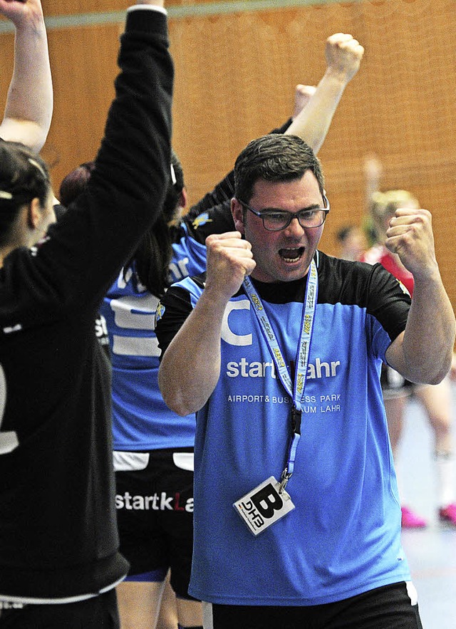 Jubel bei Mannschaft und Trainer Danie...ach dem Erfolg im letzten Saisonspiel.  | Foto: Bettina Schaller, Bettina Schaller Presse