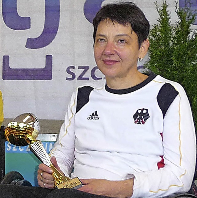 Sabine Brogle mit dem Bronze-Pokal.   | Foto:  Privat