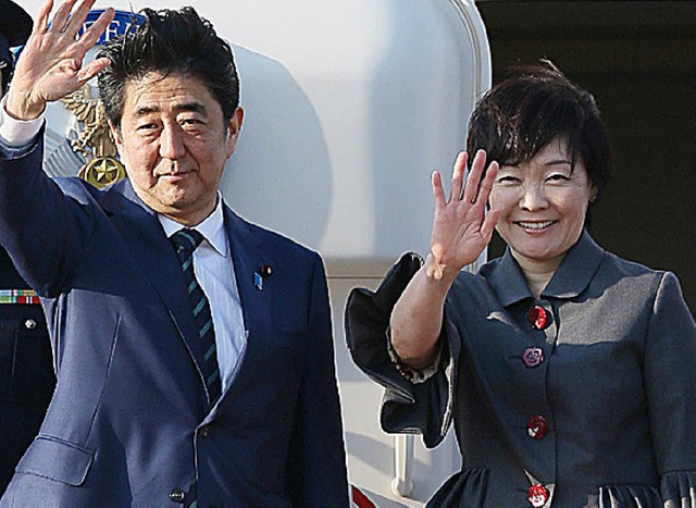 Premierminister  Shinzo Abe und  Frau ... einig, was den  Schutzwall betrifft.   | Foto: AFP