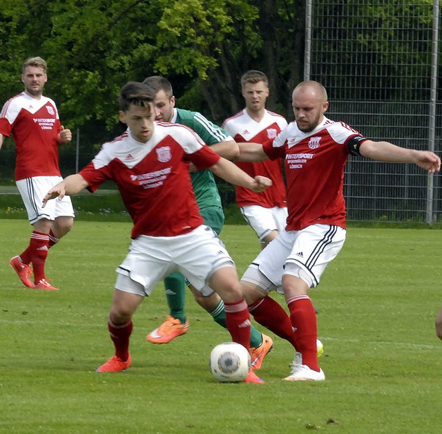 Lrracher Abschirmdienst: Nikola Obrad...inks) und Benedikt Nickel schauen zu.   | Foto: Marek Royl