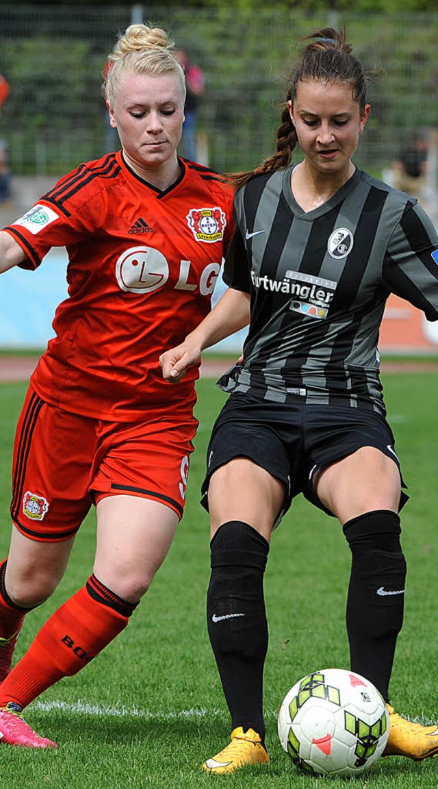 Die Leverkusenerin Merle Barth (links)  im Zweikampf mit Sara Dbritz   | Foto: Keller