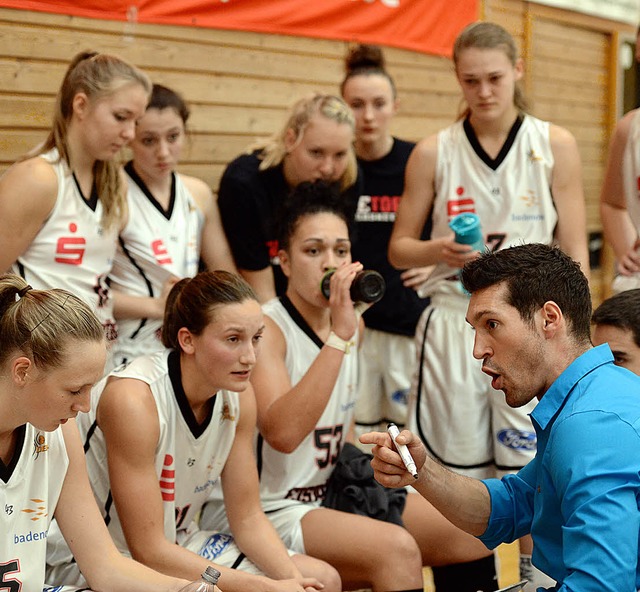 Seinen  Worten knnen  die Basketballe...son lauschen:  Trainer Sascha Bozic     | Foto: Patrick Seeger