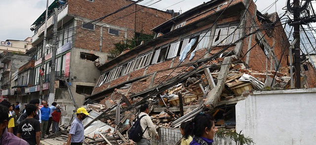 Weggesackt: ein Gebude in Kathmandu   | Foto: AFP