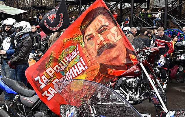 Nachtwlfe mit Stalin-Fahne  | Foto: dpa