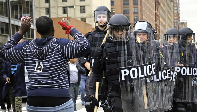 Ein junger Schwarzer stellt sich mit e...den den Sicherheitskrften in den Weg.  | Foto: afp