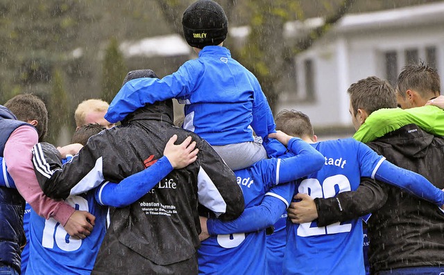 Philipp auf dem Rcken der Sieger: Der...as Ma aller Dinge in der Landesliga.   | Foto: Bernd Seger