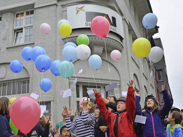 Beim internationalen Kinderfest steige... die Wnsche der Kinder in den Himmel.  | Foto: Barbara Ruda