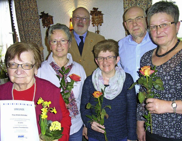 Der VdK ehrte treue Mitglieder fr 10 ... den Geehrten mit Urkunden und Rosen.   | Foto: h.-jrgen Wehrle
