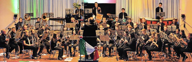 Die italienische Flagge hngt am Dirig...t Musik aus und ber Italien gespielt.  | Foto: Sandra Decoux-Kone