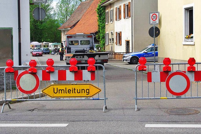 Die Rumung eines gemeindeeigenen Grun...ie Sperrung fr den Durchgangsverkehr.  | Foto: Rolf Reimann