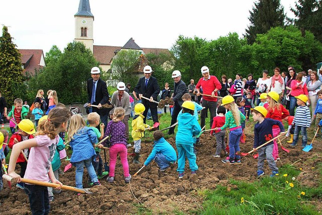 Endlich &#8211; die Kinder konnten es ...r den ersten Spatenstich einzusetzen.  | Foto: Sabine Model