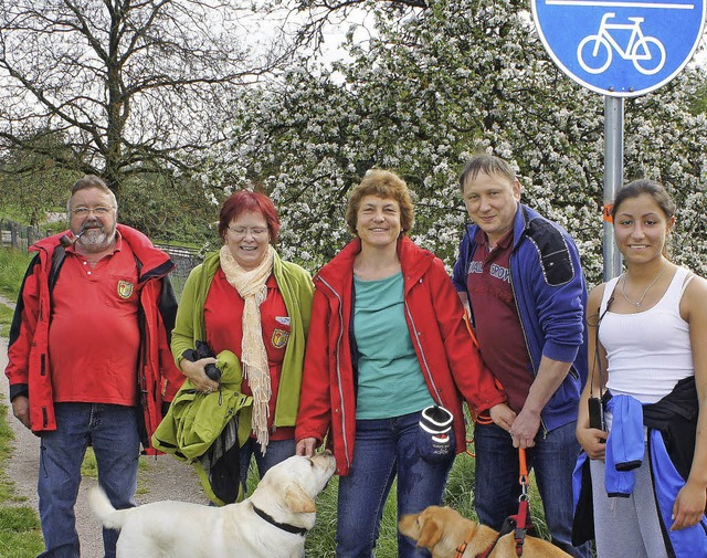 Fnf der mit 73 Wanderern grten Grup...en Hunden Ronia und Tyla unterwegs.     | Foto: Reinhard Herbrig