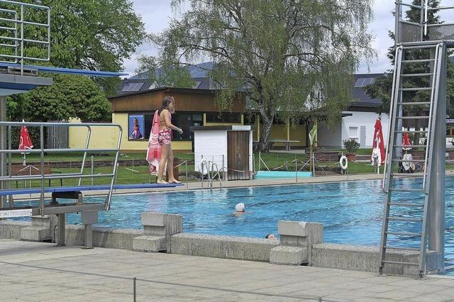 Schwimmbad ist erffnet, Wetter spielt nicht mit