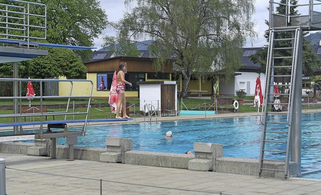 Ein paar Mutige nutzten das Schopfheim...en im Gebude war da schon angenehmer.  | Foto: Artur Just