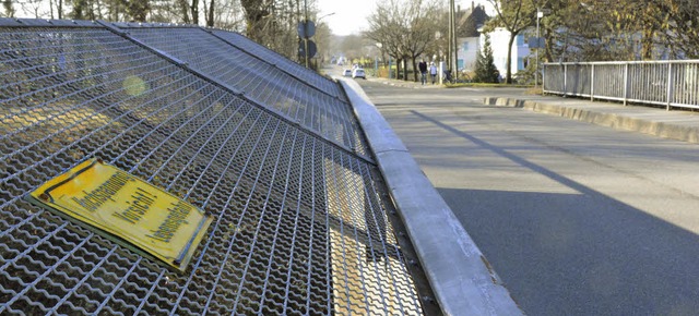 Die Brcke, auf der die Gterstrae di...ht der Stadtverwaltung einige Sorgen.   | Foto: Lauber