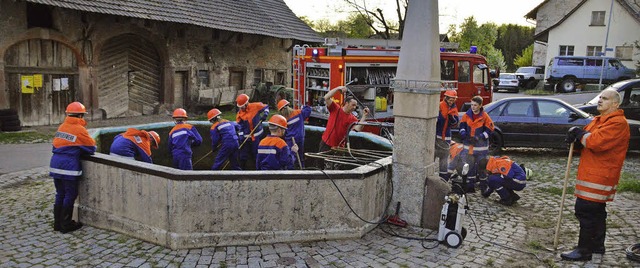 Herausgeputzt wurde der Sternenbrunnen von der Jugendfeuerwehr.  | Foto: Vera Winter