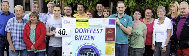 Die Fhrungsriege der Binzener Dorffes...uflage der Festtage  rund ums Rathaus.  | Foto: Walter Bronner