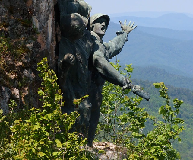 Am Hartmannsweiler Kopf: Denkmal mit Vogesenblick.   | Foto: Rolf Mller