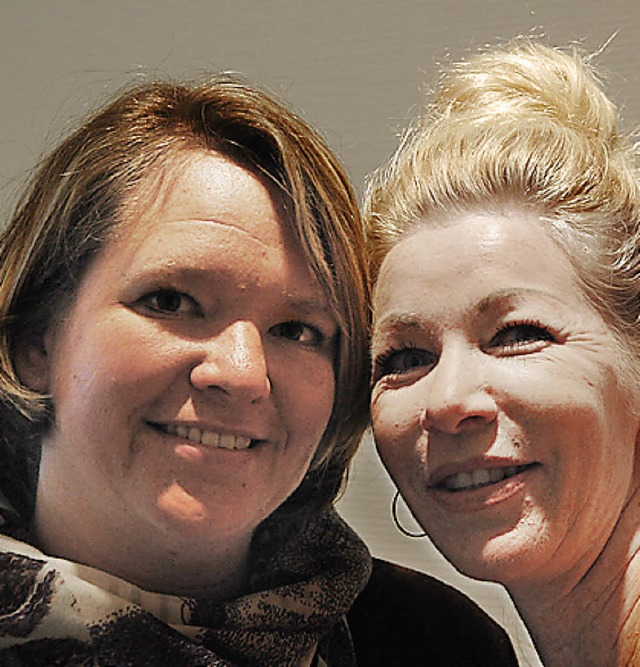 Janina Kaas (links) und Karina He - d...ienen in Axels Marktstand die Kunden.   | Foto: C. Sahli
