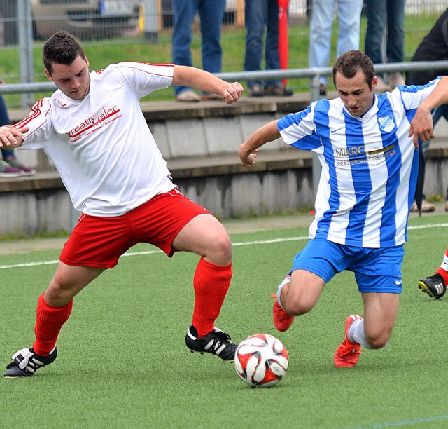 Zweikampf in Tieflage: Felix Kropf (Kl...inks) gegen den Efringer Tom Fuhrmann   | Foto: hannes Schuster