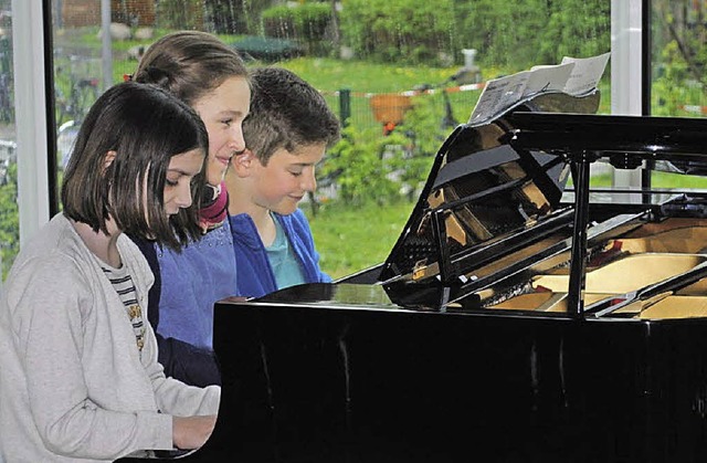 Trio am Piano &#8211; Instrumente ausp... Tag der offenen Tr der Musikschule.   | Foto: Jan-Philip Seitz