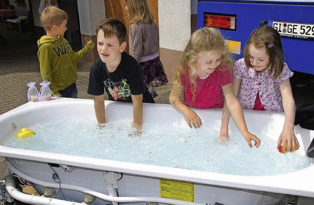 Ein Riesenspa fr die Kinder:  Enten ... Whirlpool-Badewanne schwimmen lassen.  | Foto: Edgar Steinfelder