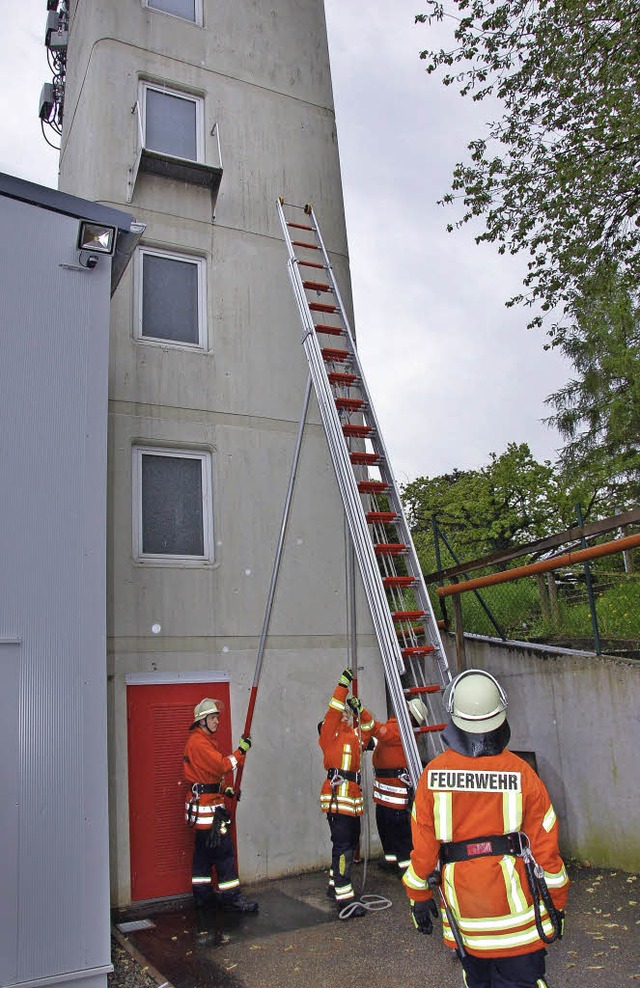 21 junge Mnner legten am Samstag in Gundelfingen ihre Feuerwehrprfung ab.  | Foto: Andrea Steinhart