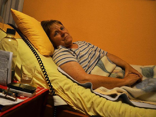 Karin Proprenter (60) liegt in ihrem Pflegebett zu Hause in Rheinfelden.  | Foto: Martina Proprenter