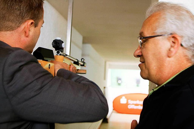 Jugendleiter Kurt Wohlschlegel (rechts... gefahrlose  Lasergewehrschieen ein.   | Foto: heidi fssel