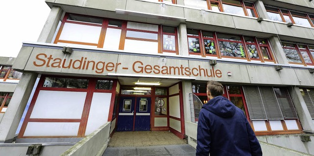 Fr eine Sanierung viel zu kaputt: die Staudinger Gesamtschule.   | Foto: Ingo Schneider