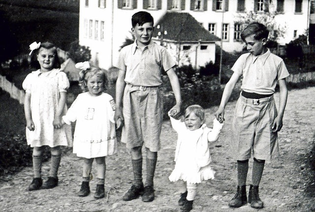 Manfred Schmelzer (zweiter von rechts)...istern vor dem Schloss von Bollschweil  | Foto: privat