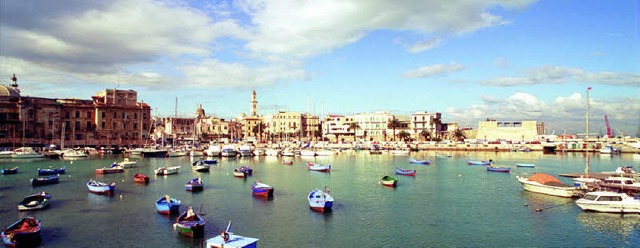 Blick vom Hafen auf Bari, die Hauptstadt Apuliens   | Foto: dpa