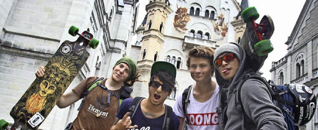 Vier hippe Youtuber vor dem Schloss Neuschwanstein   | Foto: Karl-Josef Hildenbrand/dpa