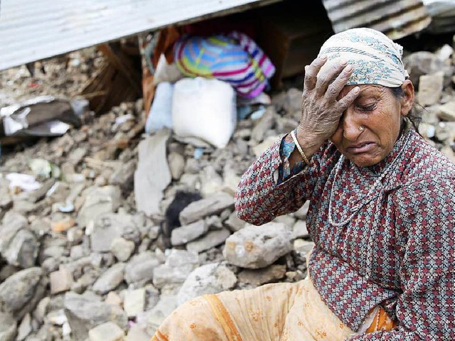 Erschpft, wtend, verzweifelt: eine F...zerstrten Haus nrdlich von Kathmandu  | Foto: dpa